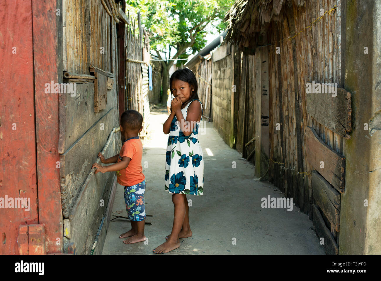Native Kuna Kinder im Dorf; Carti Insel, Kuna Yala Archipel San Blas Inseln, Panama. Redaktionelle Verwendung. Okt 2018 Stockfoto