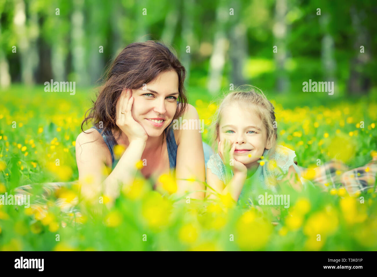 Mutter und Tochter auf der sonnigen Wiese Stockfoto