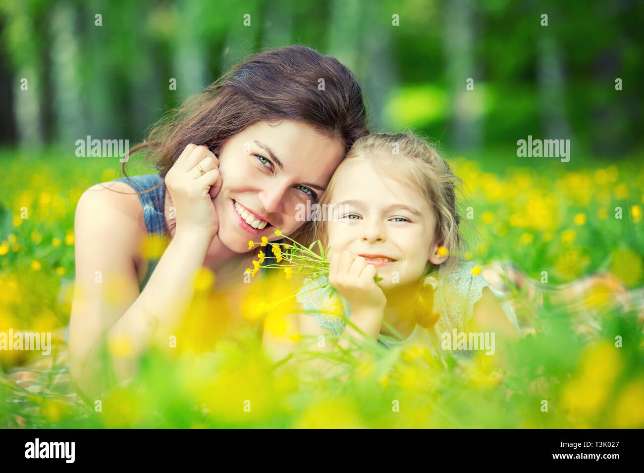 Mutter und Tochter auf der sonnigen Wiese Stockfoto