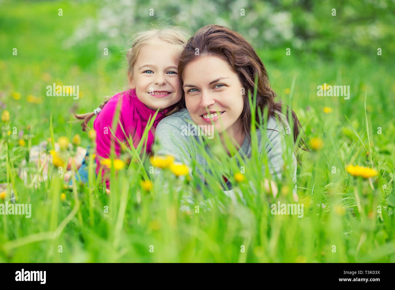 Mutter und Tochter auf der grünen Wiese Stockfoto