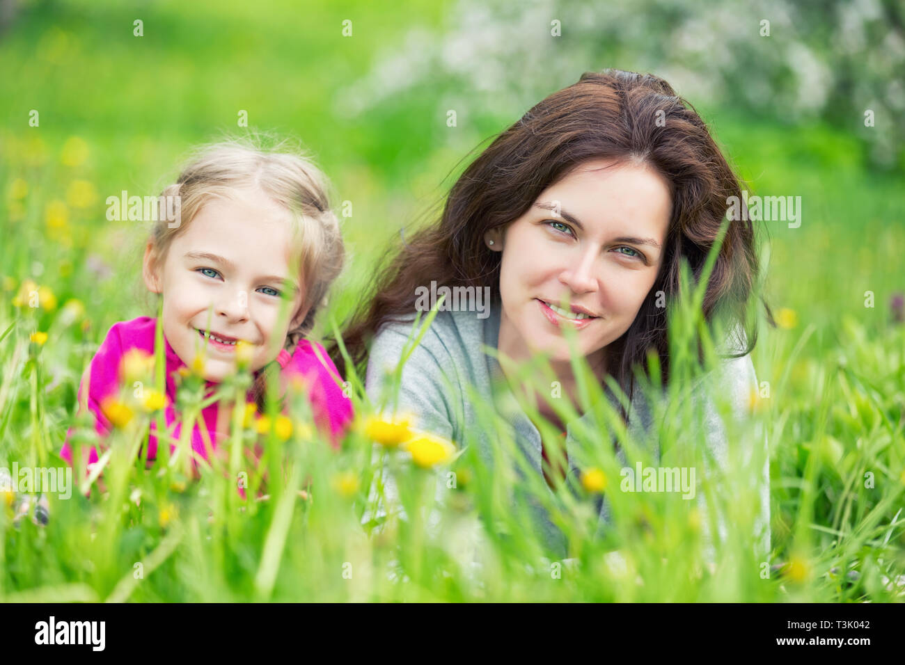 Mutter und Tochter auf der grünen Wiese Stockfoto