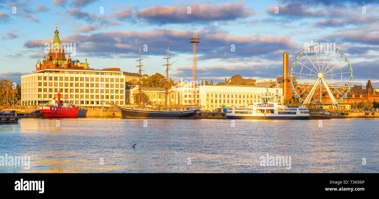 Helsinki Hafen bei Sonnenuntergang Stockfoto