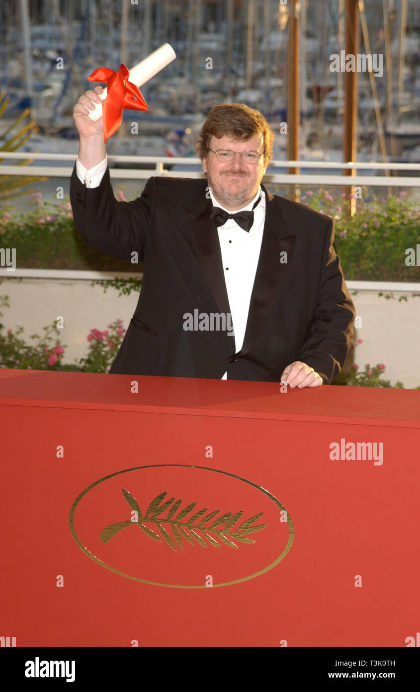 CANNES, Frankreich. 26. Mai 2002: Regisseur Michael Moore bei der Schließung Awards Gala für die 55. jährlichen Filmfestspiele von Cannes. Sein Film "Bowling für Columbine gewann den Prix du 55e Anniversaire. © Paul Smith/Featureflash Stockfoto