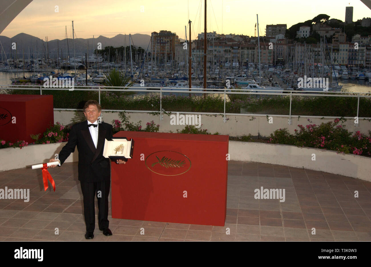 CANNES, Frankreich. 26. Mai 2002: Regisseur Roman Polanski mit der Palme D'Or an der schließenden Awards Gala für die 55. jährlichen Filmfestspiele von Cannes. Sein Film Der Pianist den Hauptpreis des Festivals gewonnen. © Paul Smith/Featureflash Stockfoto