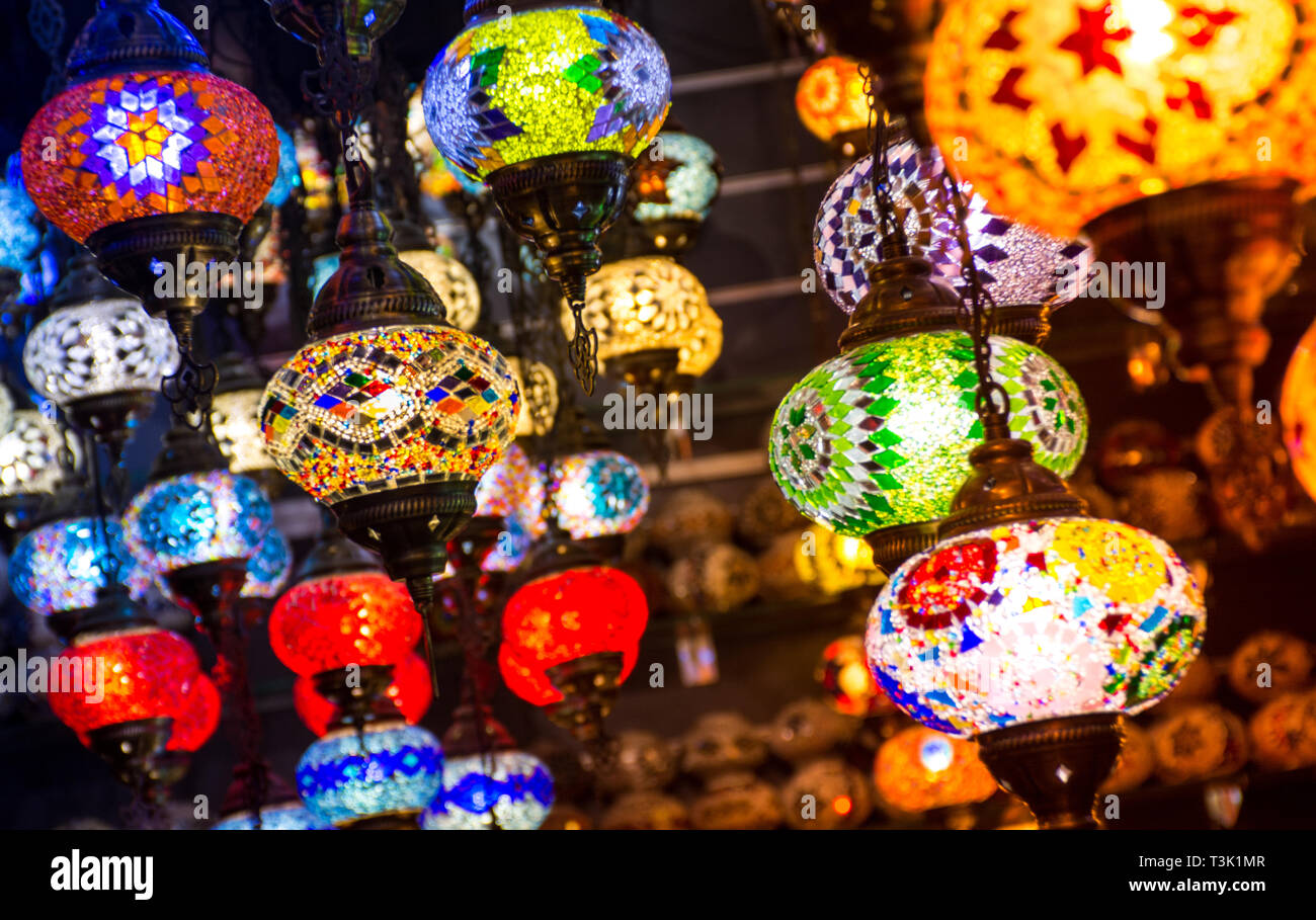 Traditionelle türkische hängende Lampe klicken Sie auf aus Dubai Souk bunte Ramadan Hintergrund Stockfoto