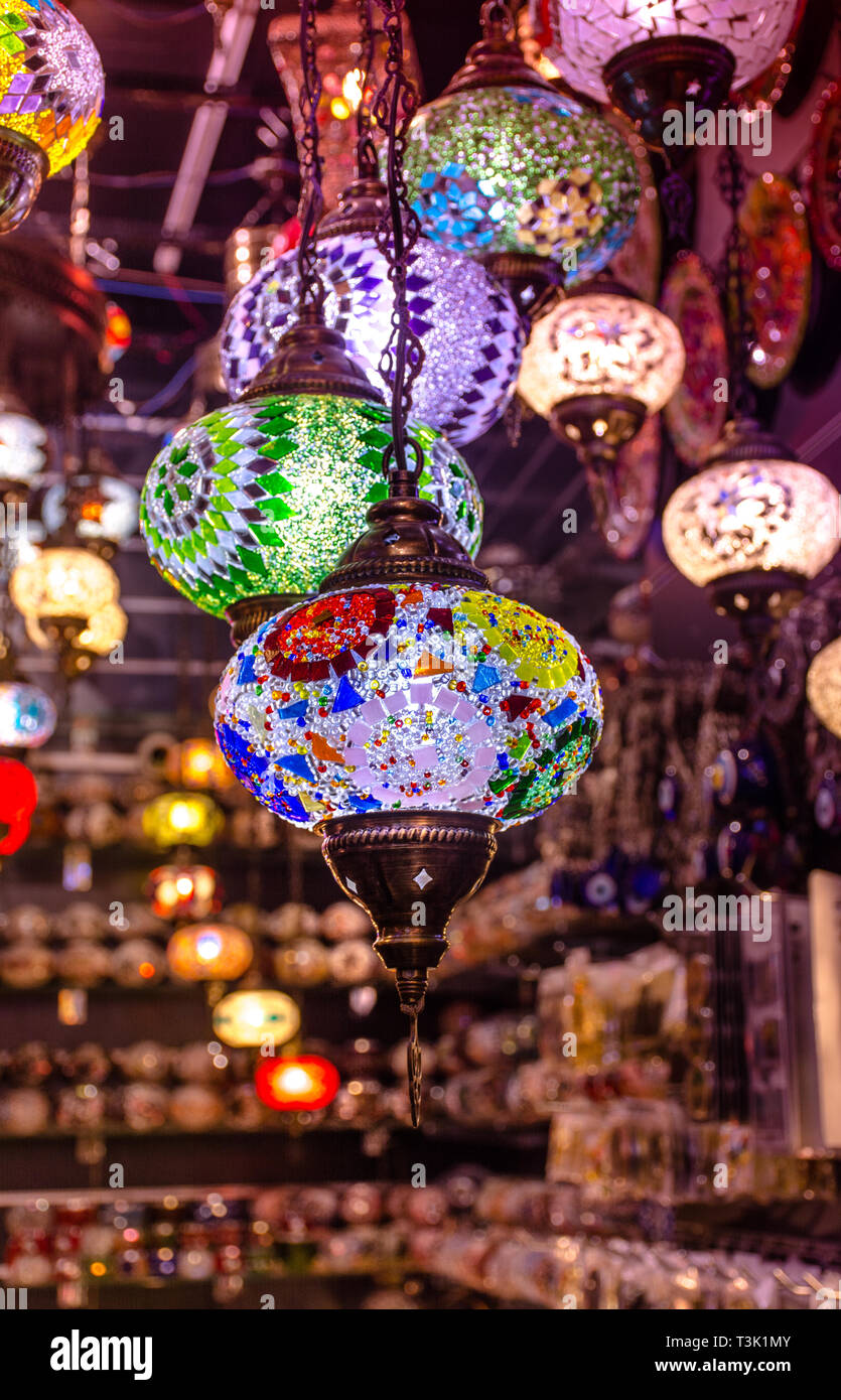 Hängende Lampe bunte Crystal türkische Lampe Gold Souk Dubai Stockfoto