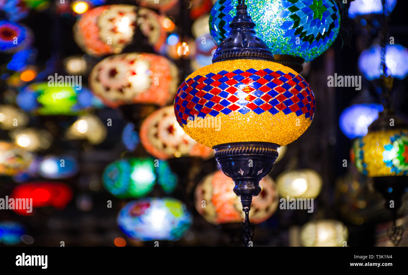 Bunten Hintergrund der traditionellen Türkischen hängenden Licht Lampen Stockfoto