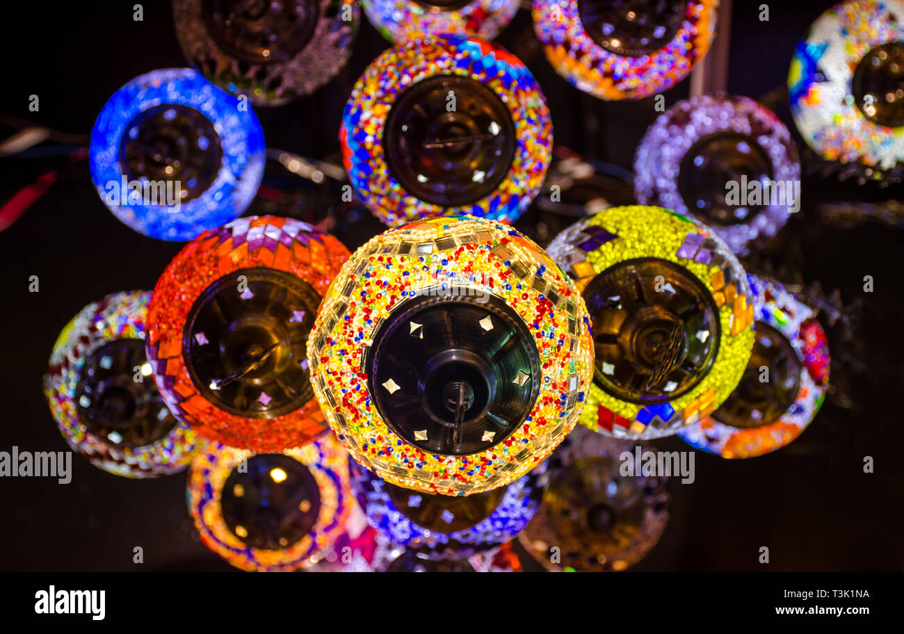 Andere Ansicht der Türkischen hängenden Licht Lampen bunten Hintergrund in Dubai Gold und Gewürz Souk zu besuchen Stockfoto