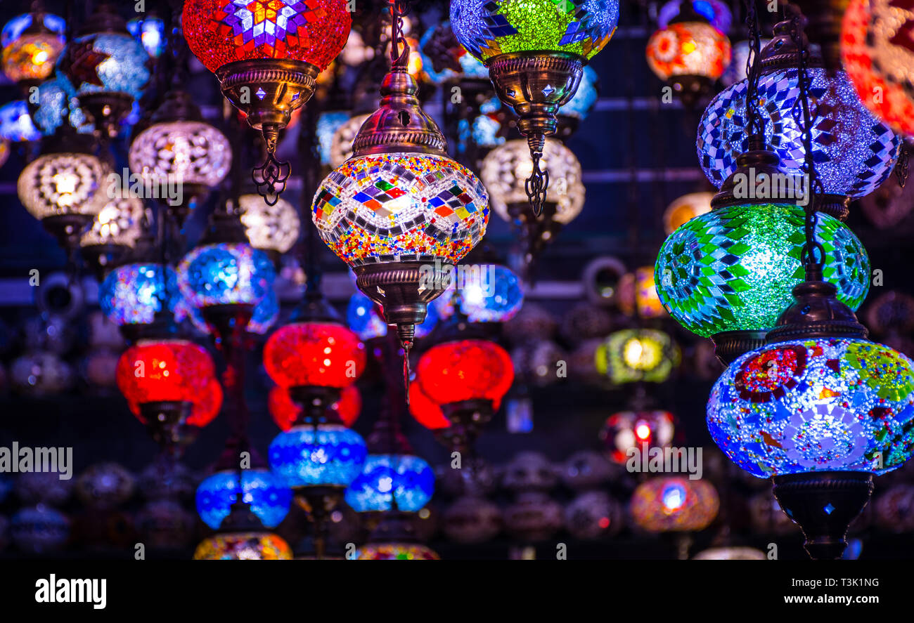 Bunte türkische hängende Lampe Licht klicken Sie auf aus Gold Spice Souk Dubai Ramadan Konzept Hintergrund traditionelle Kristall Lampen Stockfoto