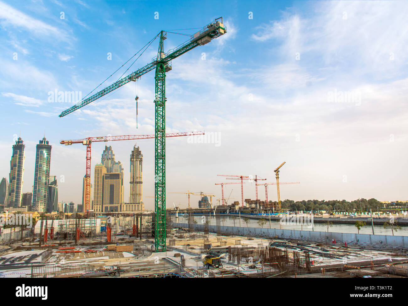 Baustelle mit großen Kran, modernes Gebäude in Dubai Business Bay, Baustelle am Sunset Hintergrund moderne Architektur Stockfoto