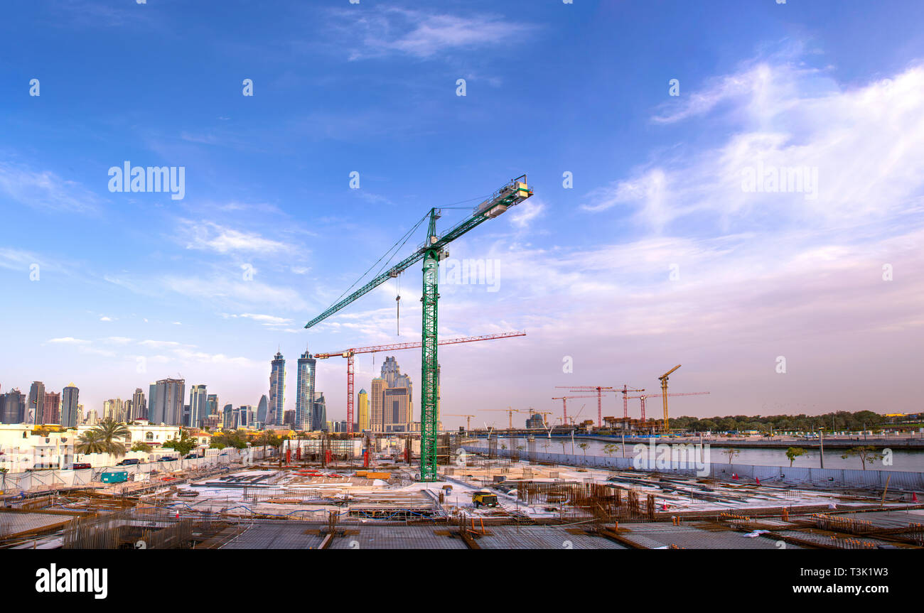 Baustelle mit großen Kran, modernes Gebäude in Dubai Business Bay, Baustelle am Sunset Hintergrund moderne Architektur Stockfoto