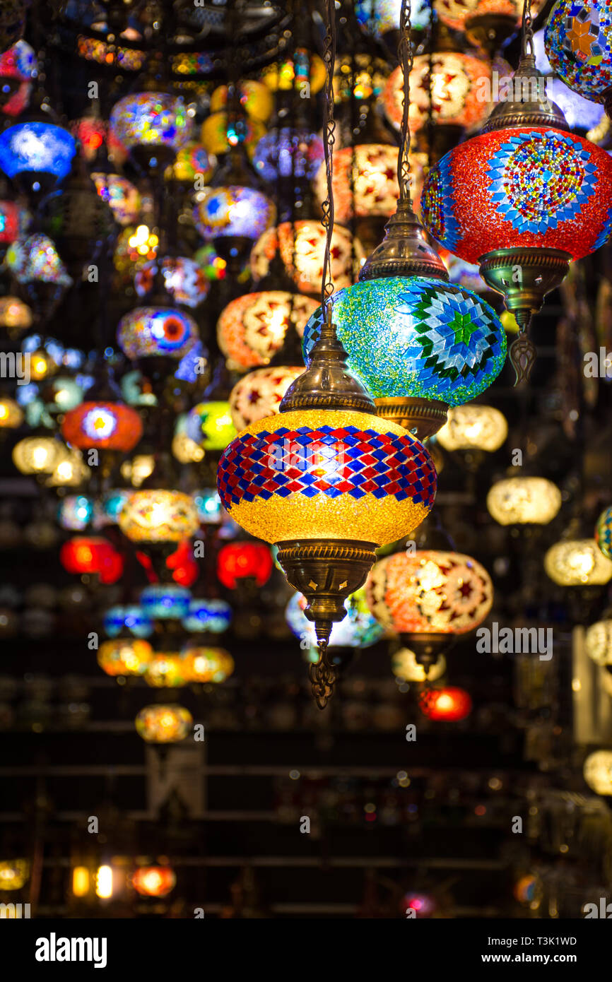 Schönen traditionellen Ramadan Licht Lampe mit unscharfen Hintergrund - Schuß von Dubai Spice Souk, berühmte tourkish Licht, Platz in Dubai - VAE Stockfoto