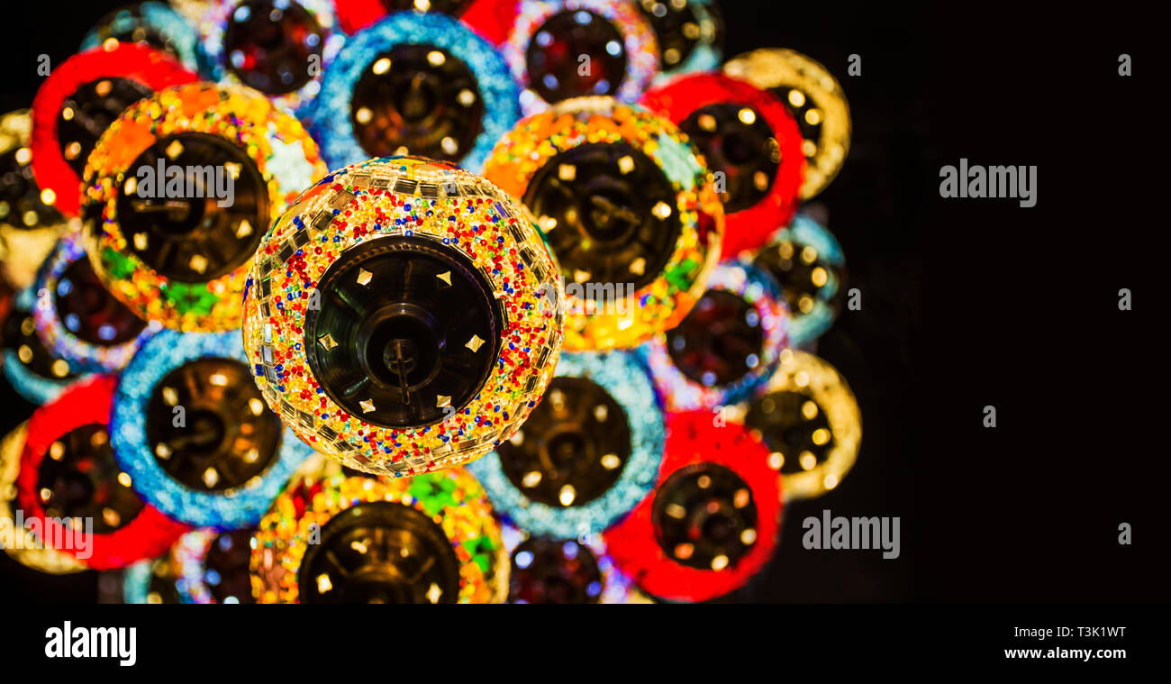 Dekorative türkische hängende Lampe bunten Hintergrund Ramadan Hintergrund klicken Sie auf aus Dubai Gold- und Gewürzmärkten Bazar Stockfoto