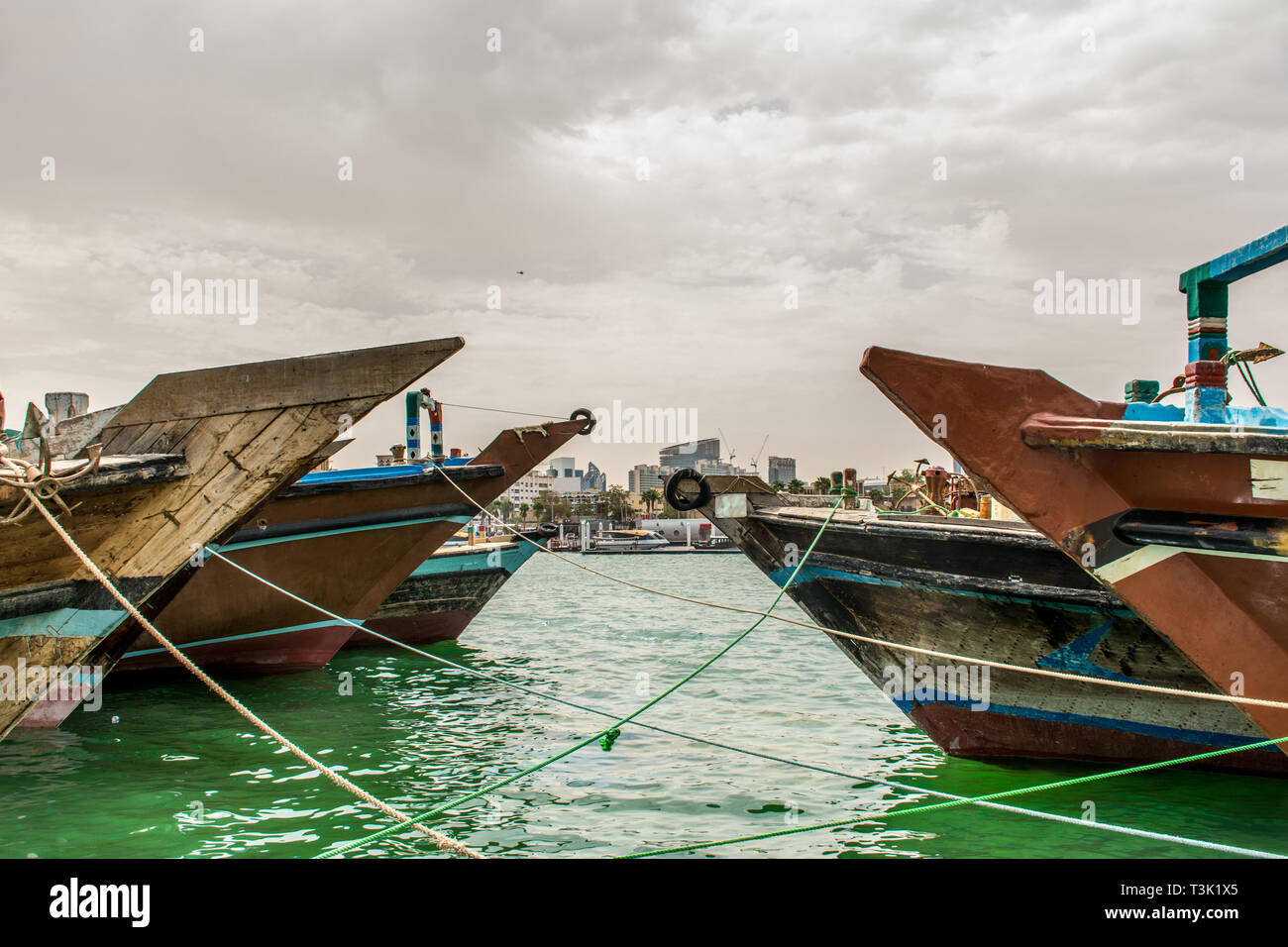 Dhow Cruise auf dem Dubai Creek Seite traditionellen Abra Fähren auf die Bucht alte Dubai Transport Stockfoto
