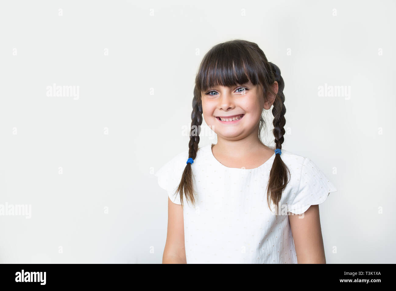 6-7 Jahre alte wunderschöne Mädchen lächelnd und mit Blick auf die Kamera. Stockfoto