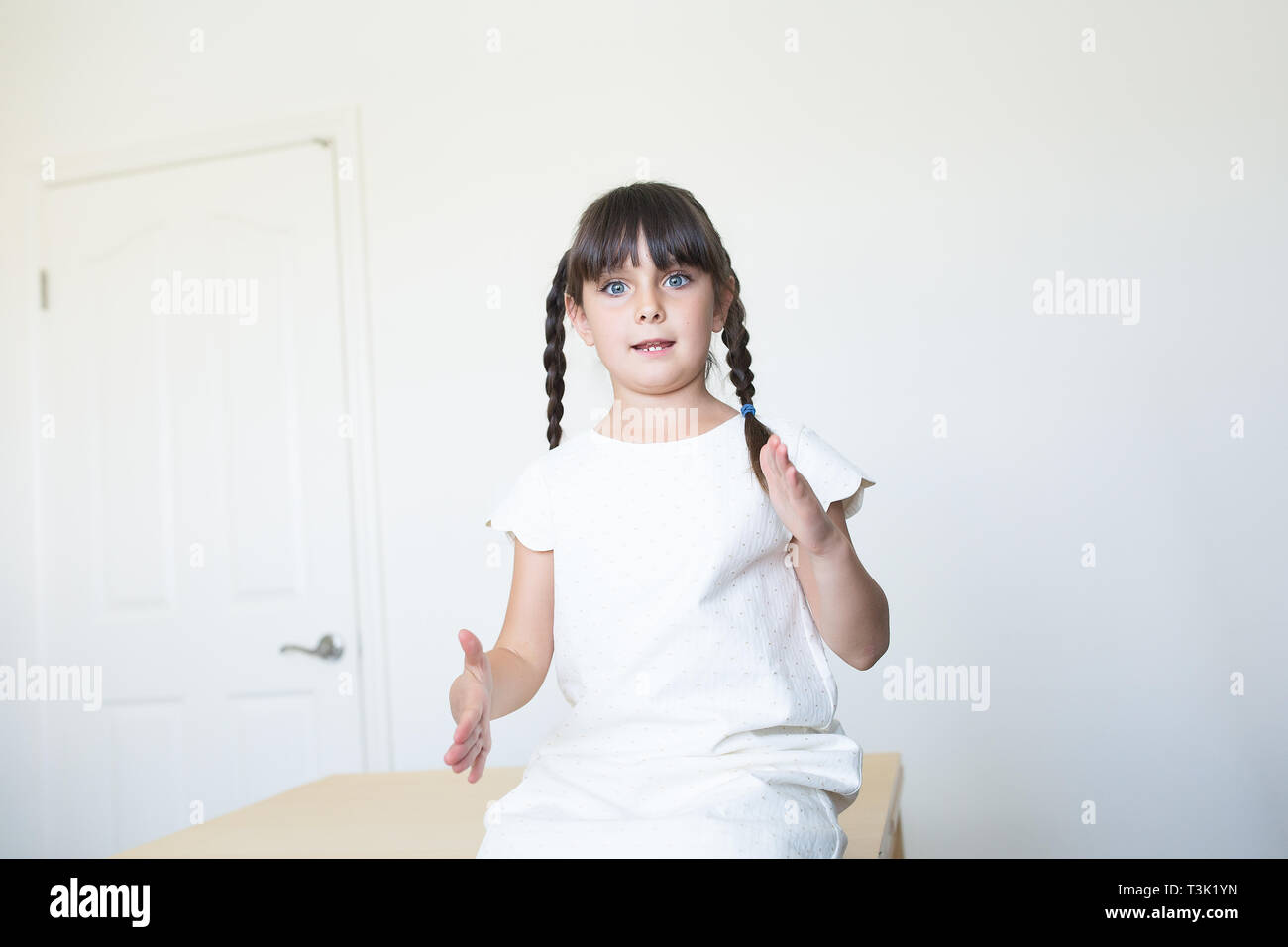 6-7 Jahre altes Mädchen wird mit Bsb-Sprache zu sprechen Stockfoto
