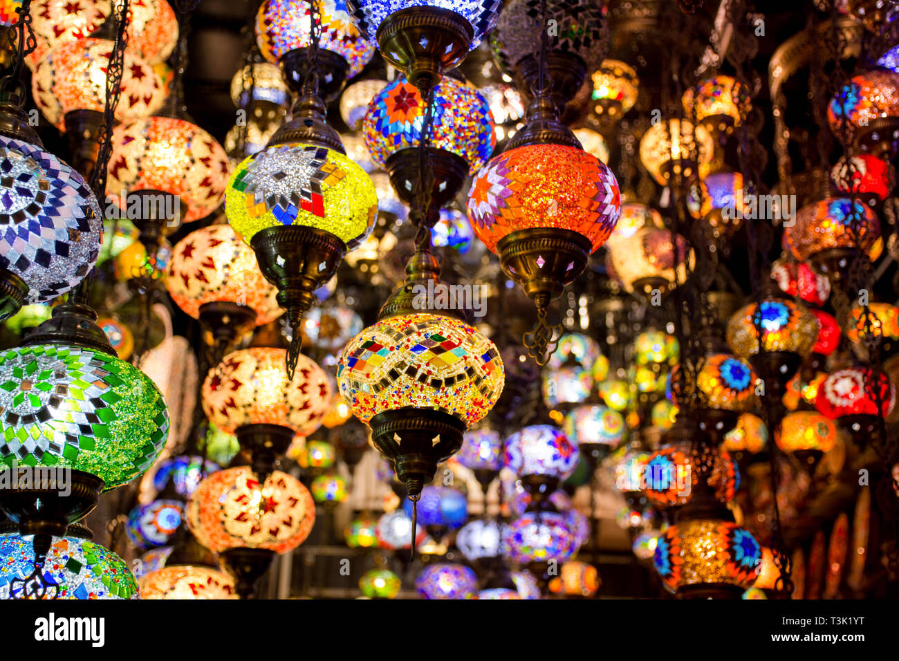 Wunderschöne traditionelle Licht Lampe mit unscharfen Hintergrund - Schuß von Dubai Spice Souk Stockfoto