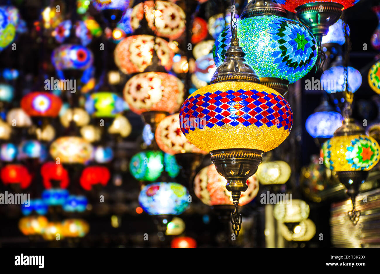 Schönen traditionellen Ramadan Licht Lampe mit unscharfen Hintergrund - Schuß von Dubai Spice Souk, berühmte tourkish Licht, Platz in Dubai - VAE Stockfoto