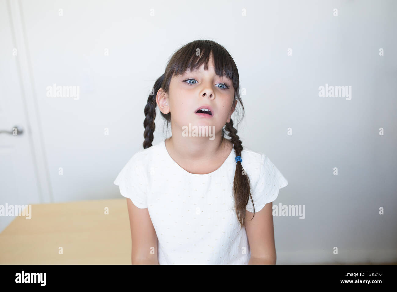 6-7 Jahre altes Kind mit ein gelangweilter Gesichtsausdruck Stockfoto