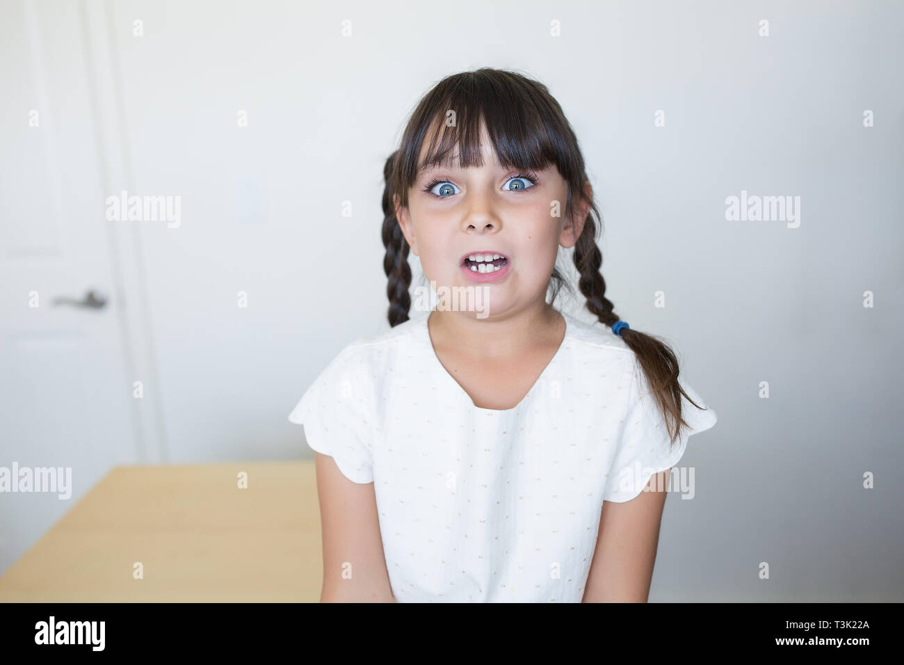 6-7 Jahre alten Mädchen mit einem erschrockenen Gesichtsausdruck Stockfoto