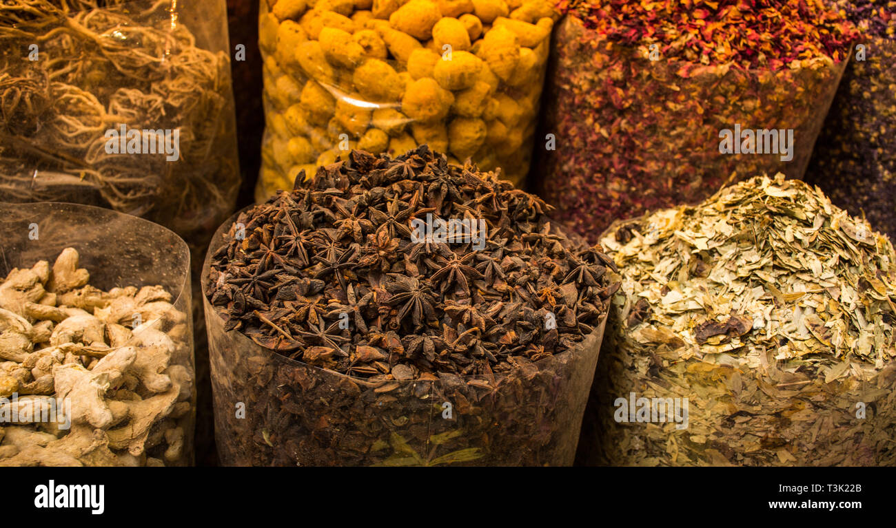 Bunten Gewürzen in Spice Souk Dubai, alle getrockneten Kräuter Nüsse und Blume Gewürze Sammlungen Stockfoto