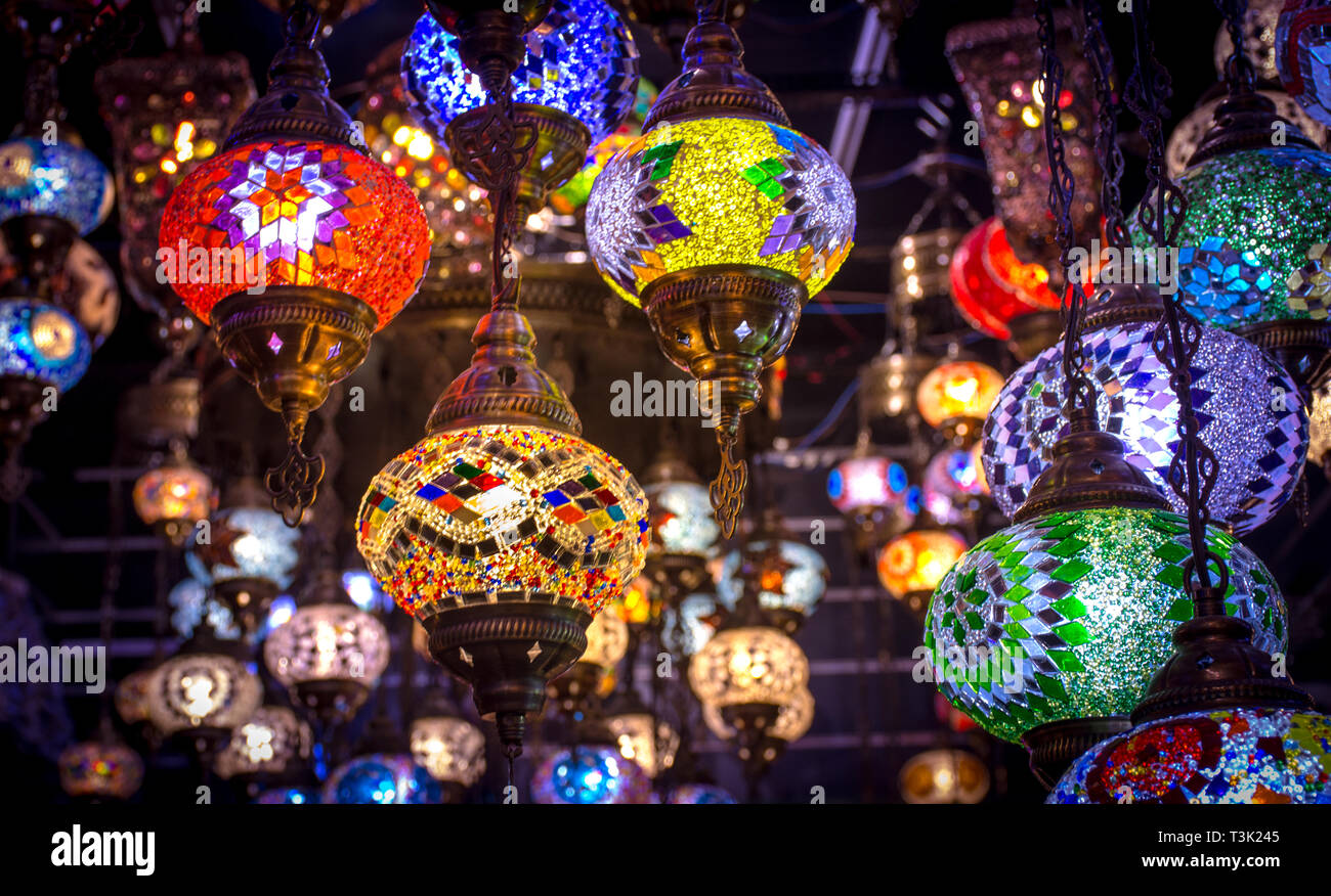 Schöne Türkische traditionelle Licht Lampe mit unscharfen Hintergrund - Schuß von Dubai Spice Souk Stockfoto