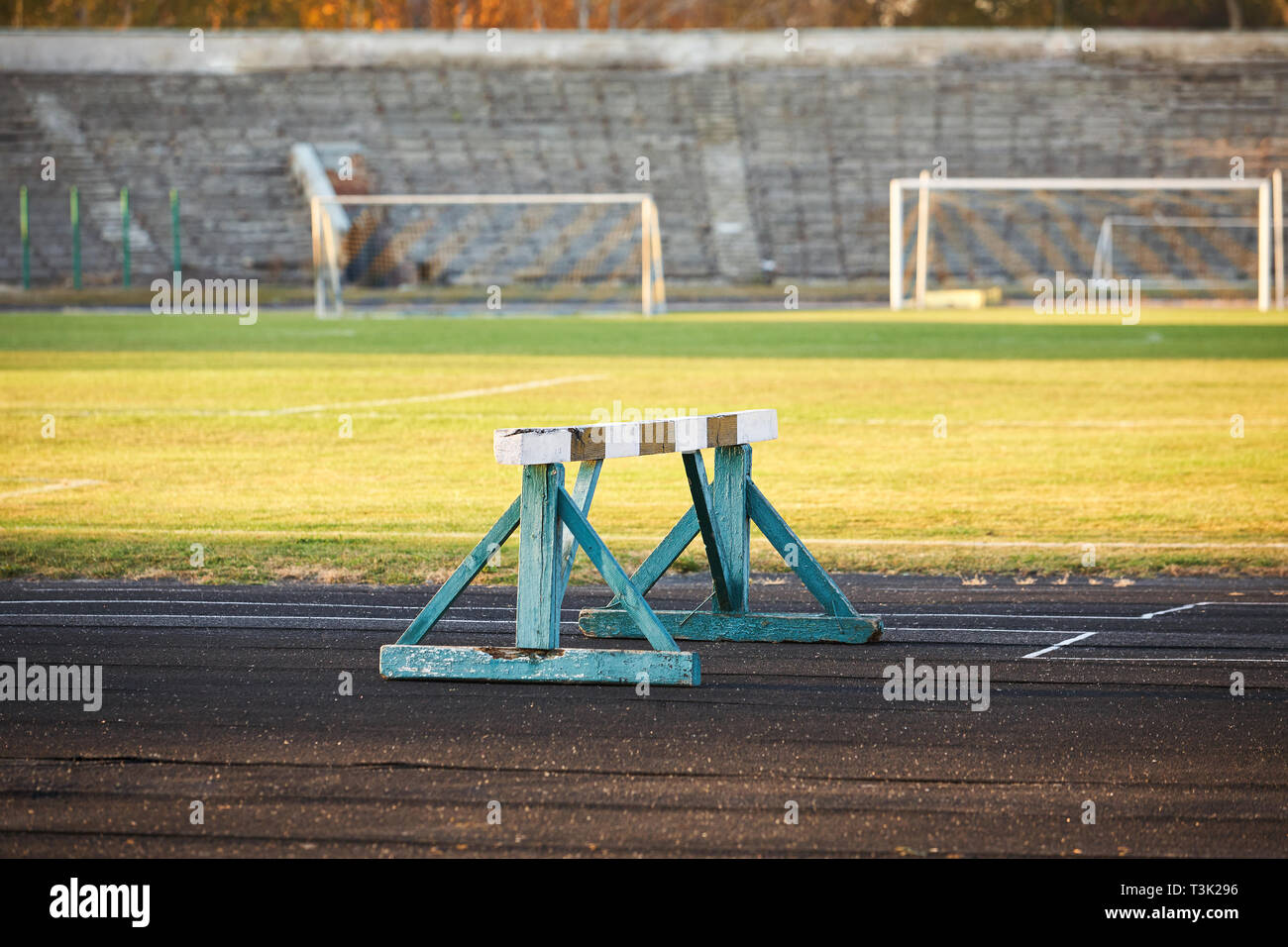 Alte hölzerne Hurdle Race barrier Hindernis auf schwarz Laufstrecke. Stockfoto