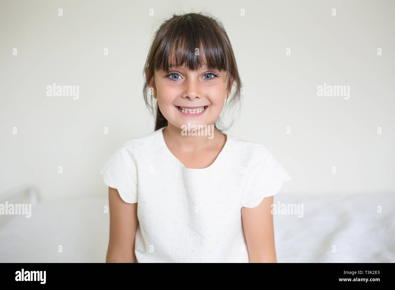 6-7 Jahre altes Kind in die Kamera schaut mit einem Lächeln. Stockfoto
