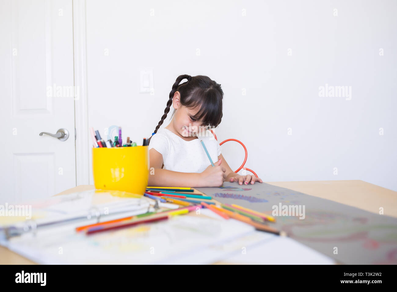 6-7 Jahre alten Mädchen ist, Zeichnung und Färbung Stockfoto