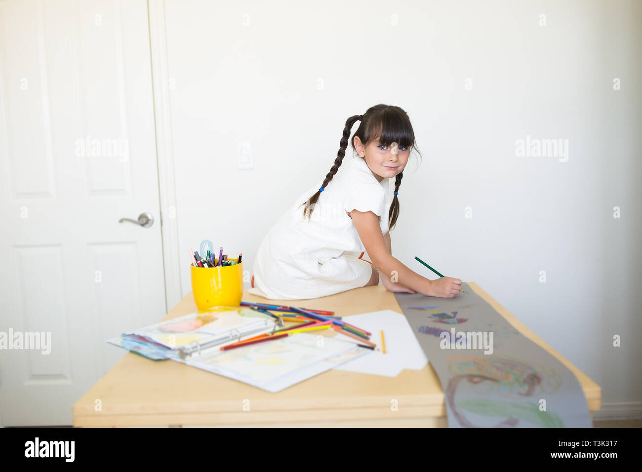 6-7 Jahre alte wunderschöne Kind Färbung und Zeichnung auf der Oberseite der Tabelle zu Hause Stockfoto