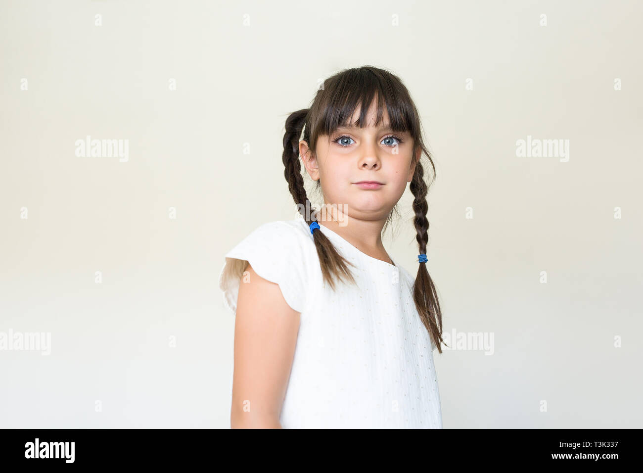 6-7 Jahre alten schönen Kind an der Kamera mit einem leeren Ausdruck Stockfoto