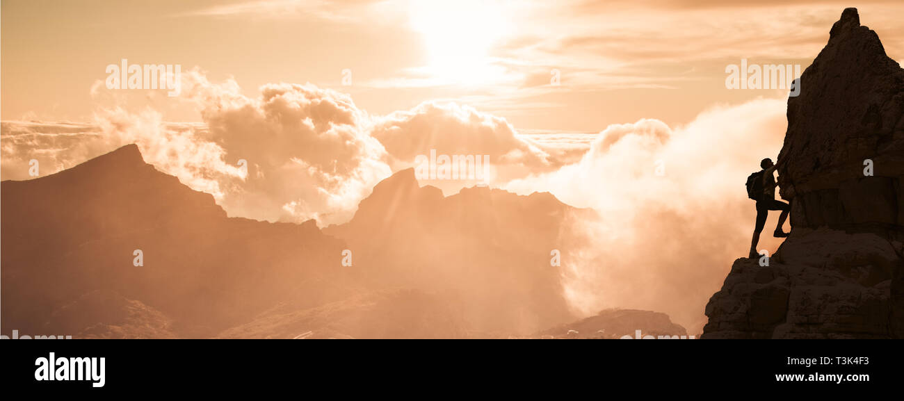 Silhouette des erfolgreichen Klettern Frau in Bergen Begriff des Begriffs der Bewegung Motivation Inspiration bei Sonnenuntergang Stockfoto