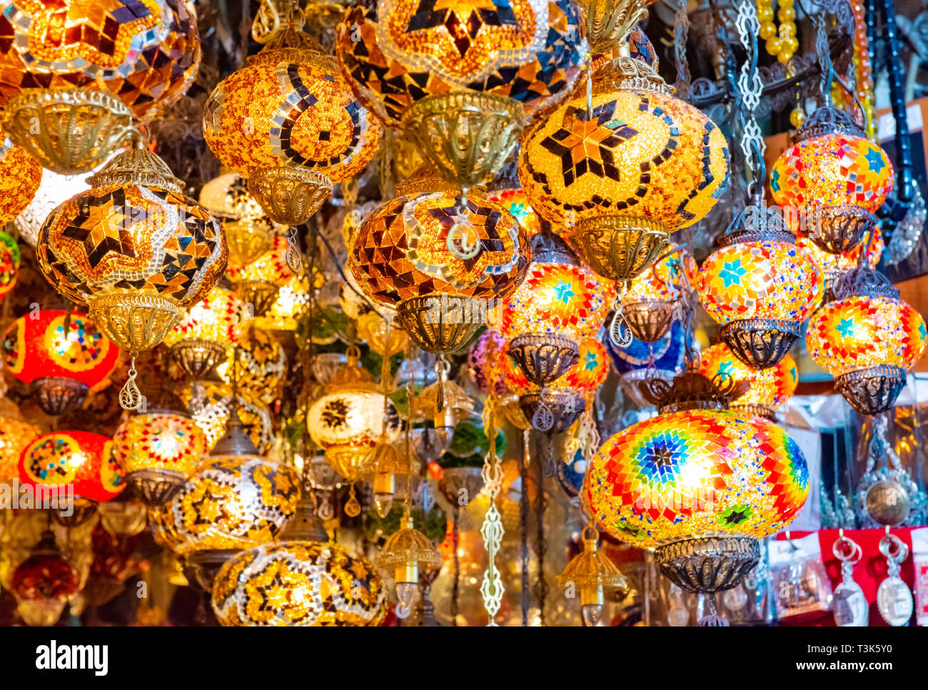 Mehrfarbige authentische Lampen am Großen Basar in Istanbul, Türkei hängen Stockfoto
