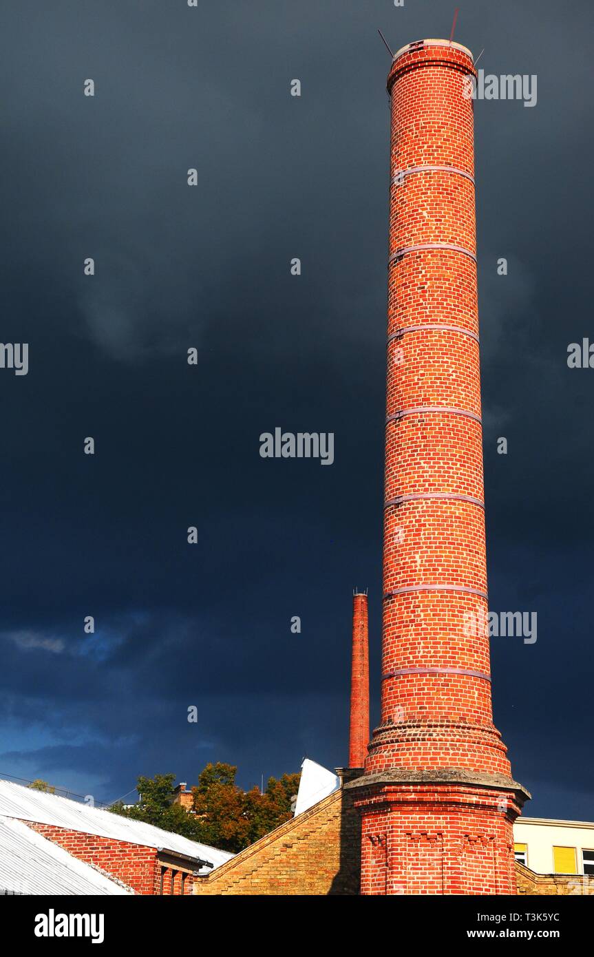 Factory Schornstein vor gewitterwolken, Deutschland, Europa Stockfoto