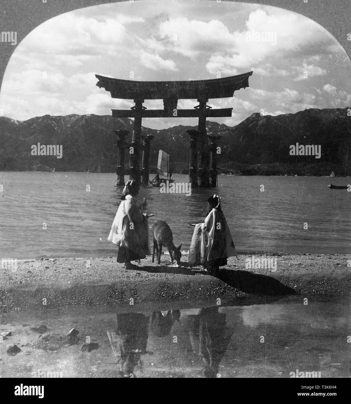 "Die weit - Seagirt Torii von Miyajima berühmt. Malerische Tor zum berühmten Shinto Schrein, Japan", 1905. Schöpfer: Keystone View Company. Stockfoto