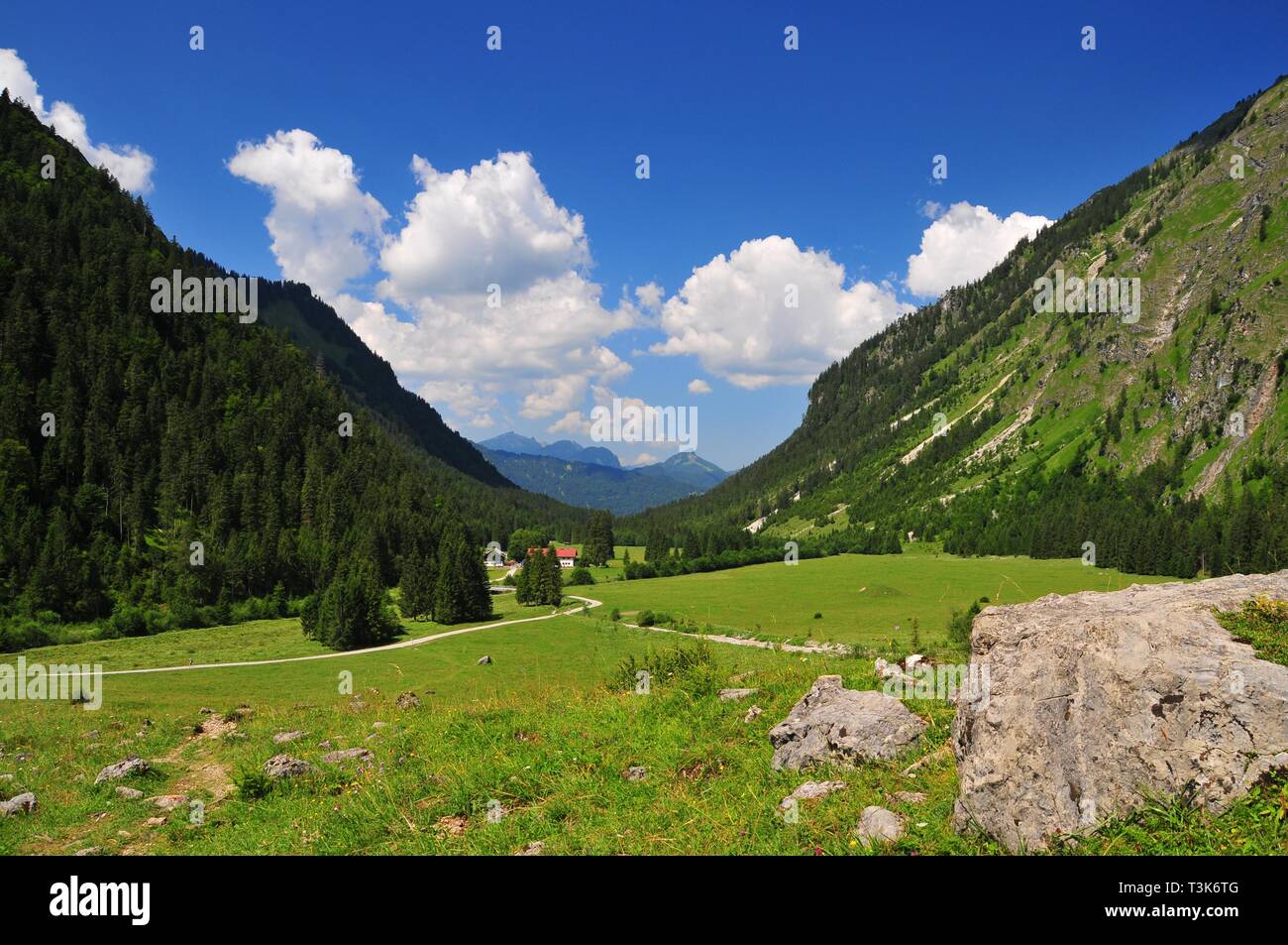 Blick über die mit der Berggasthof Oytalhaus Oytal in Richtung Westen, in der Nähe von Oberstdorf in der Schwaben, Bayern, Deutschland, Europa Stockfoto