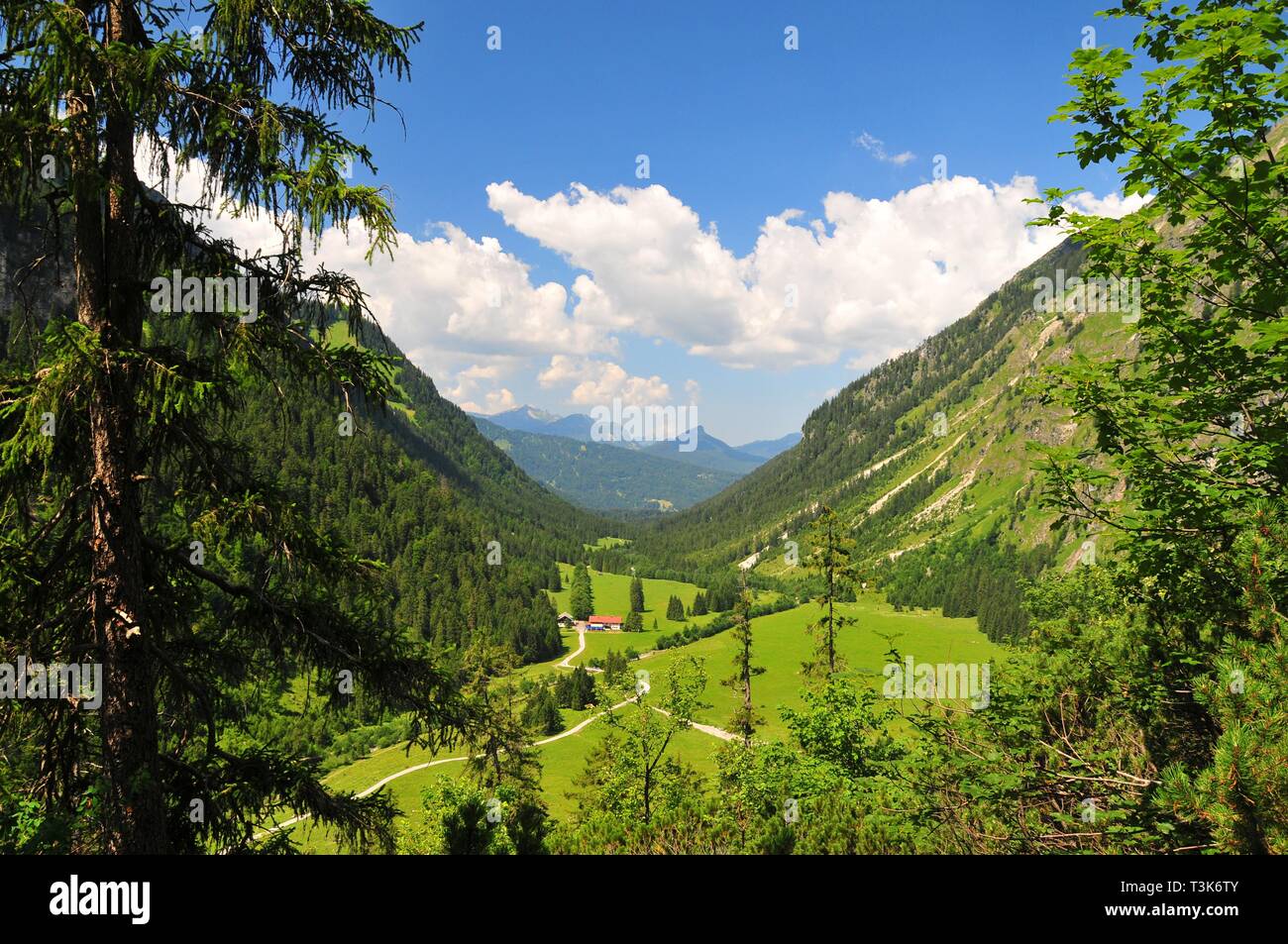 Blick über die mit der Berggasthof Oytalhaus Oytal in Richtung Westen, in der Nähe von Oberstdorf in der Schwaben, Bayern, Deutschland, Europa Stockfoto