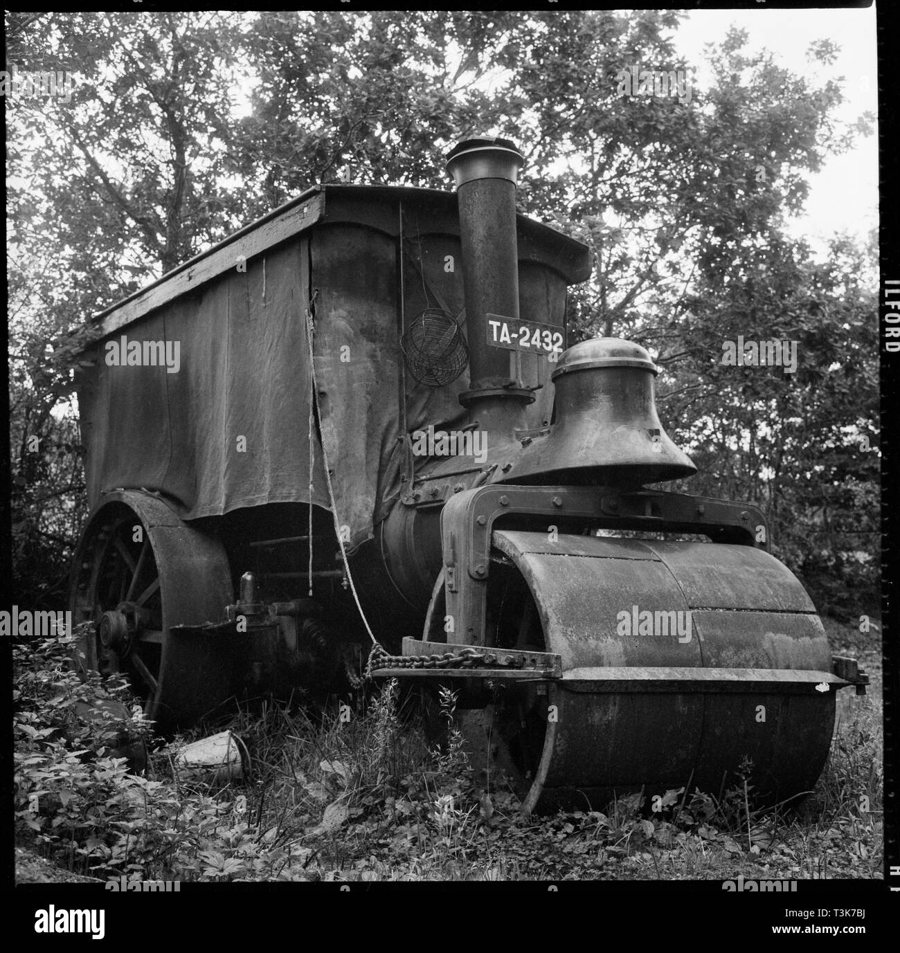 Dampfwalze verlassen in der Ecke eines Feldes, Devon oder Cornwall, 1967. Schöpfer: Eileen Deste. Stockfoto