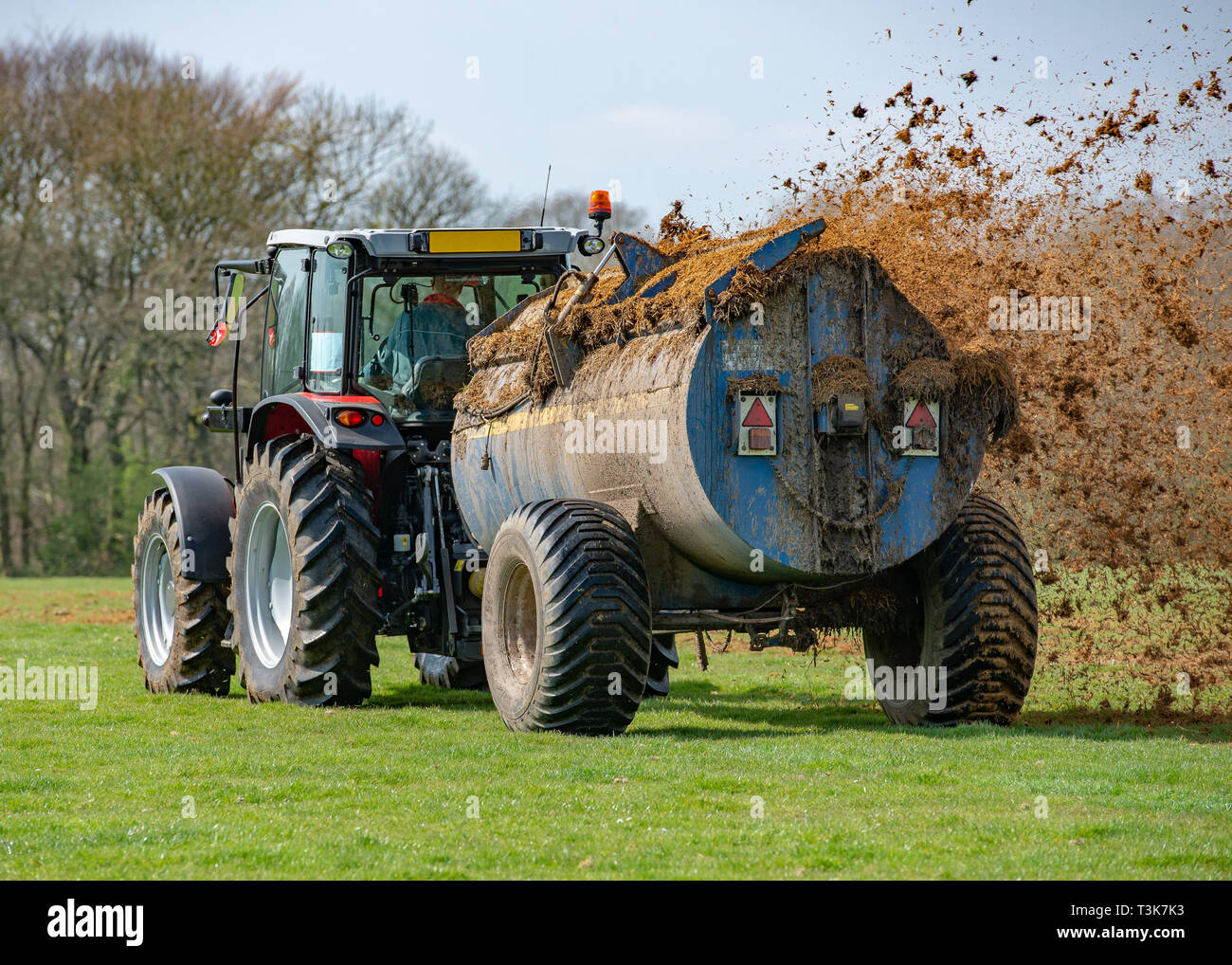 Ein frohes suchen Miststreuer bei Grimsargh, in der Nähe von Preston, Lancashire auf einer feinen April Tag. Stockfoto