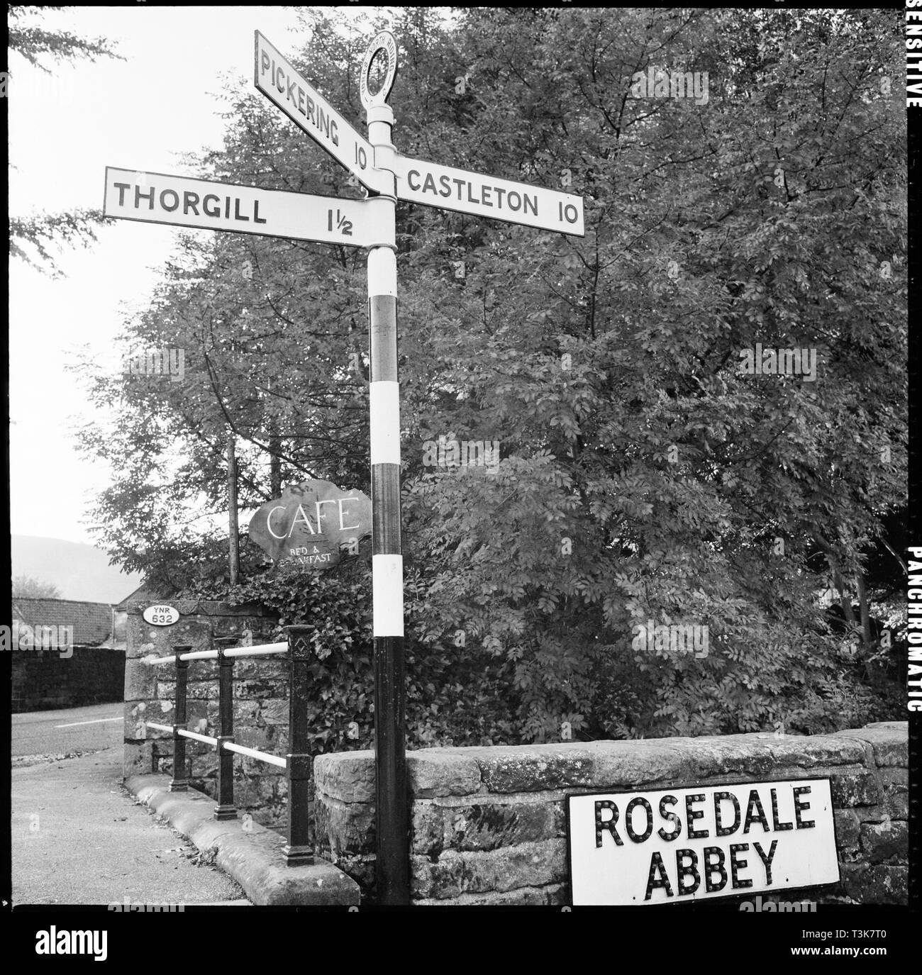 Schild, Rosedale Abbey, Ryedale, North Yorkshire, 1967. Schöpfer: Eileen Deste. Stockfoto