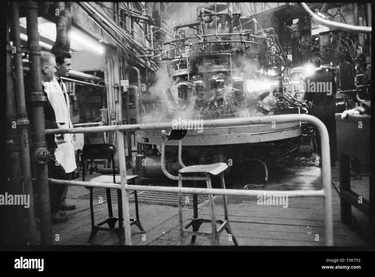 Automatische Glas Maschine bläst, Verschleiß Flint Glass Works, Alfred Street, Millfield, Sunderland, 1961. Schöpfer: Eileen Deste. Stockfoto