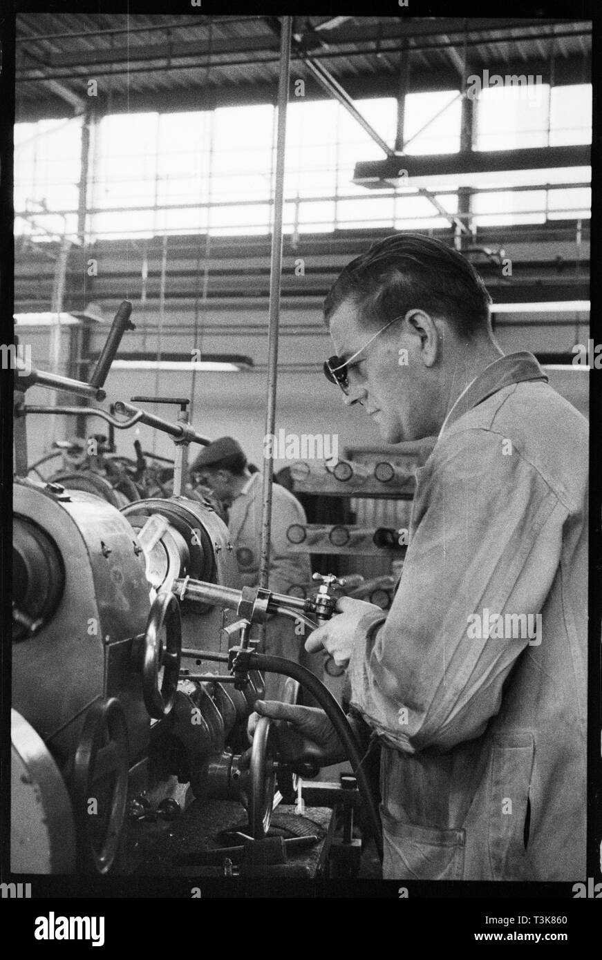 Arbeiter auf dem Shop floor, Verschleiß Flint Glass Works, Alfred Street, Millfield, Sunderland, 1961. Schöpfer: Eileen Deste. Stockfoto