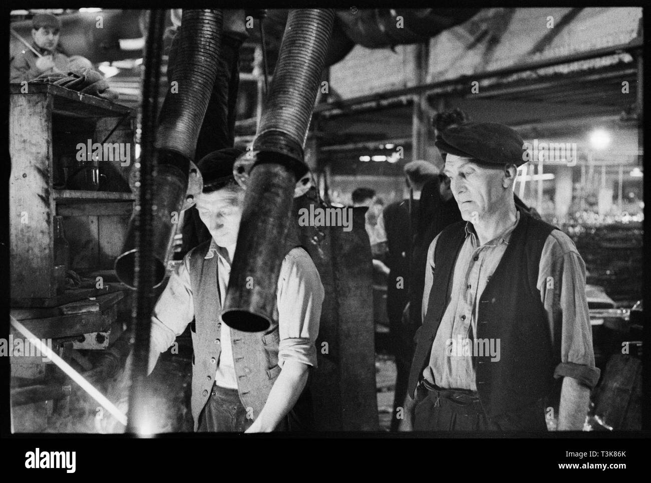 Die Arbeiter der Verschleiß Flint Glass Works, Alfred Street, Millfield, Sunderland, 1961. Schöpfer: Eileen Deste. Stockfoto