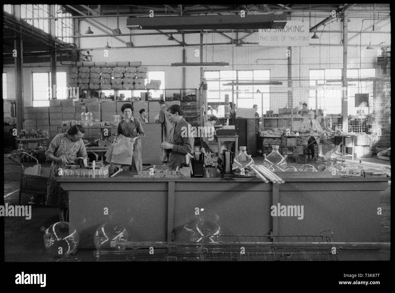 Tragen Flint Glass Works, Alfred Street, Millfield, Sunderland, 1961. Schöpfer: Eileen Deste. Stockfoto