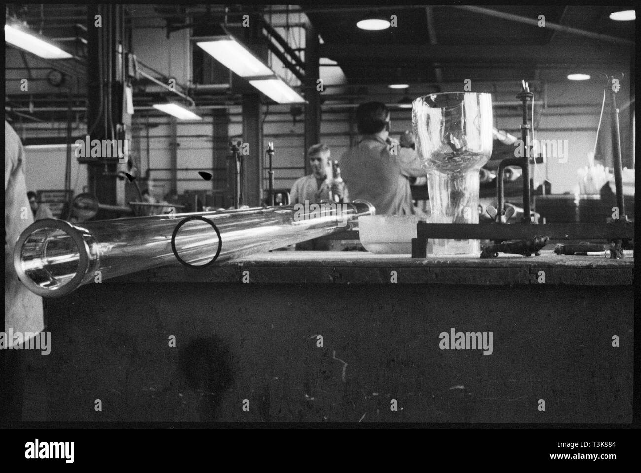 Tragen Flint Glass Works, Alfred Street, Millfield, Sunderland, 1961. Schöpfer: Eileen Deste. Stockfoto