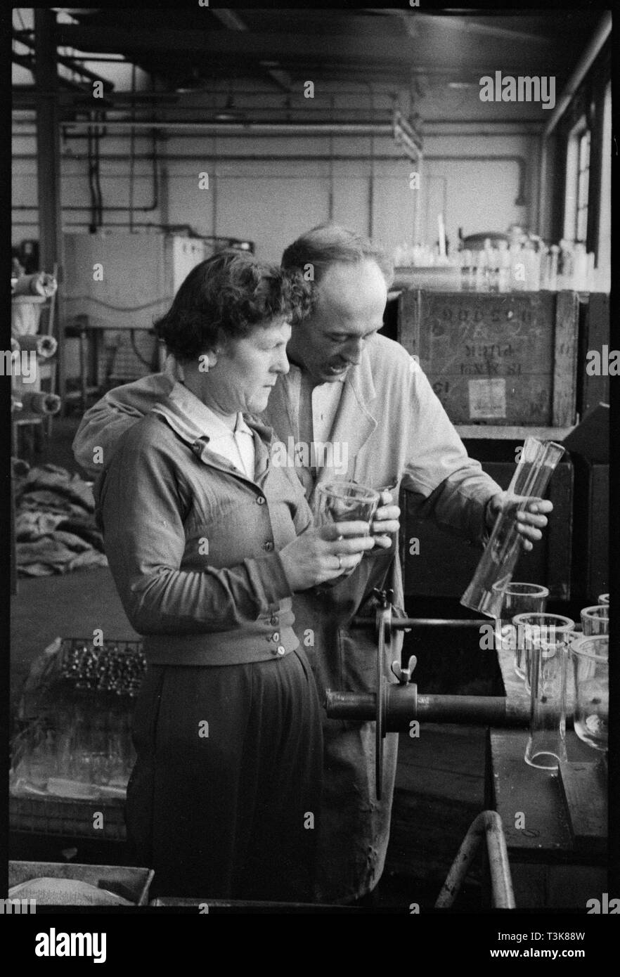 Die Arbeiter der Verschleiß Flint Glass Works, Alfred Street, Millfield, Sunderland, 1961. Schöpfer: Eileen Deste. Stockfoto