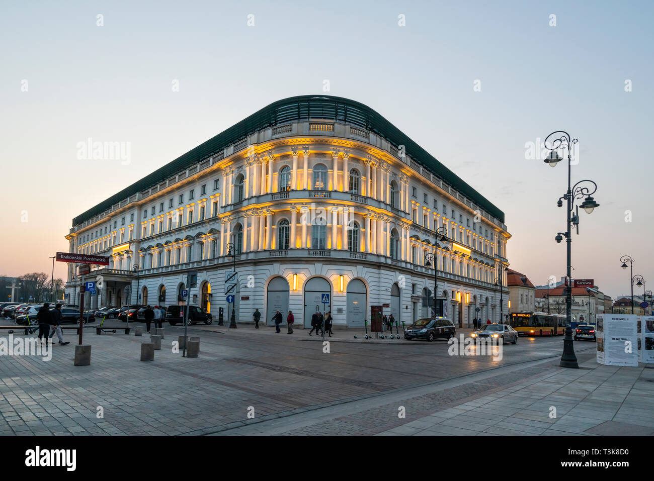 Warschau, Polen. April 6, 2019. Blick auf Hotel Europejski Gebäude in der Krakowskie Vorstadt Straße bei Sonnenuntergang Stockfoto