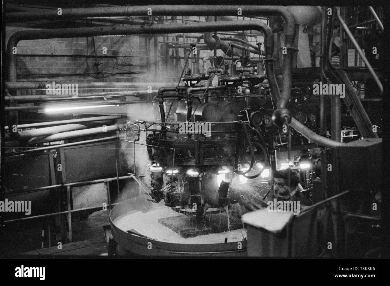 Automatische Glas Maschine bläst, Verschleiß Flint Glass Works, Alfred Street, Millfield, Sunderland, 1961. Schöpfer: Eileen Deste. Stockfoto