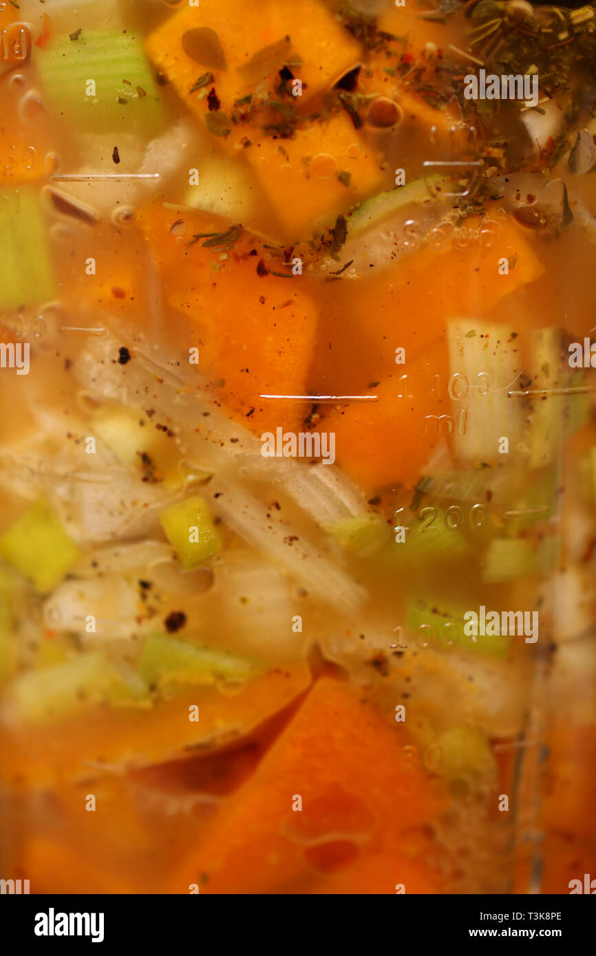 Für ein leckeres Essen, dargestellt in einer Küchenmaschine fertig gemischt werden wird, Suppe, dargestellt in einem Heim in Southampton, Hampshire, Großbritannien zu machen. Stockfoto