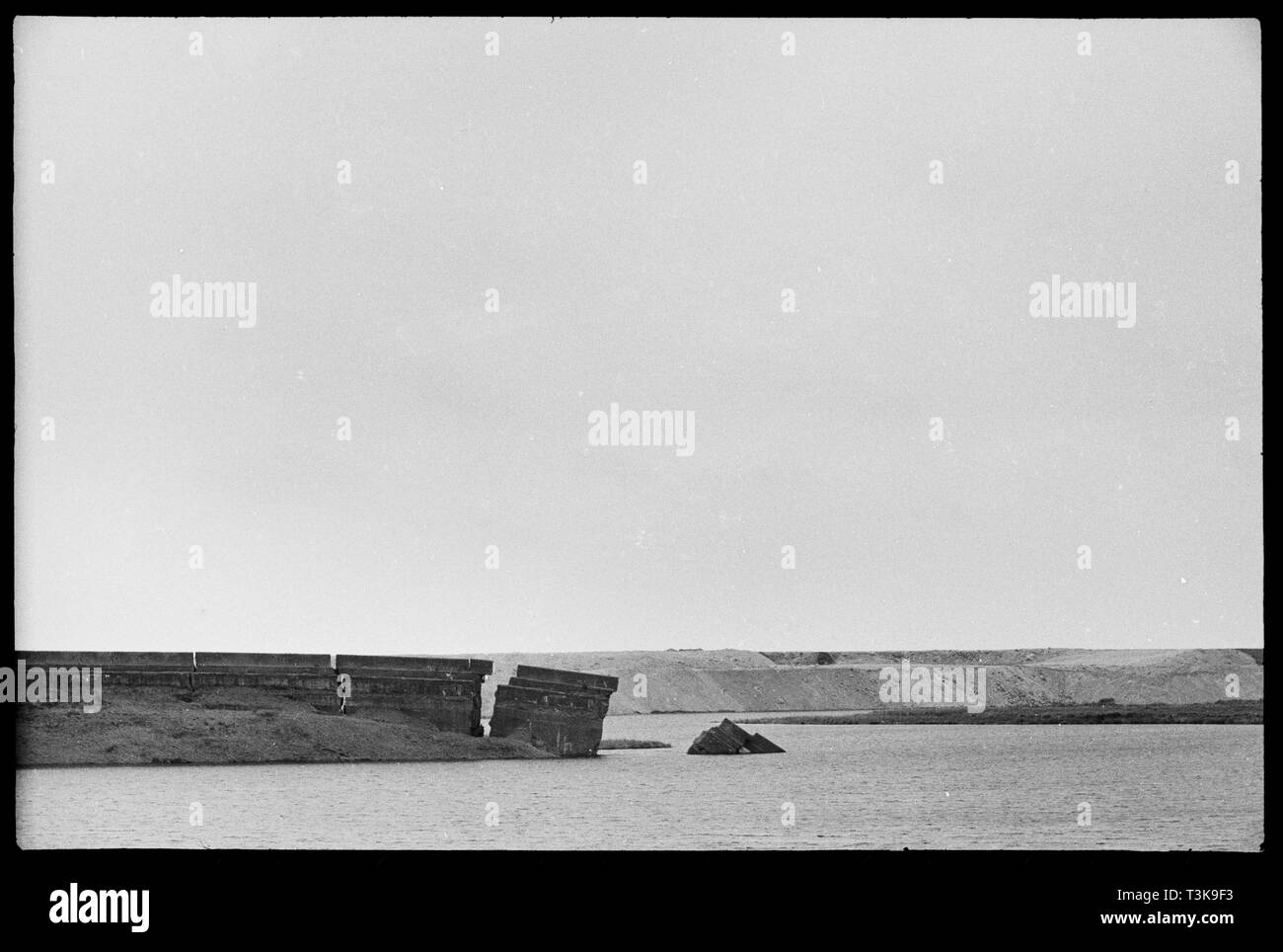 Teilweise eingestürzten Meer Abwehr, Hodbarrow Eisen, in der Nähe der Millom, Cumbria, c 1968 - c 1980. Schöpfer: Ursula Clark. Stockfoto
